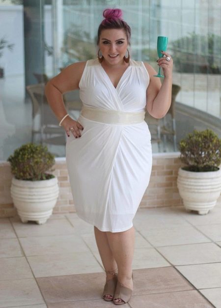 Белое обтягивающее платье для полной невысокой женщин 