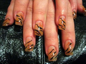 тигровый дизайн ногтей