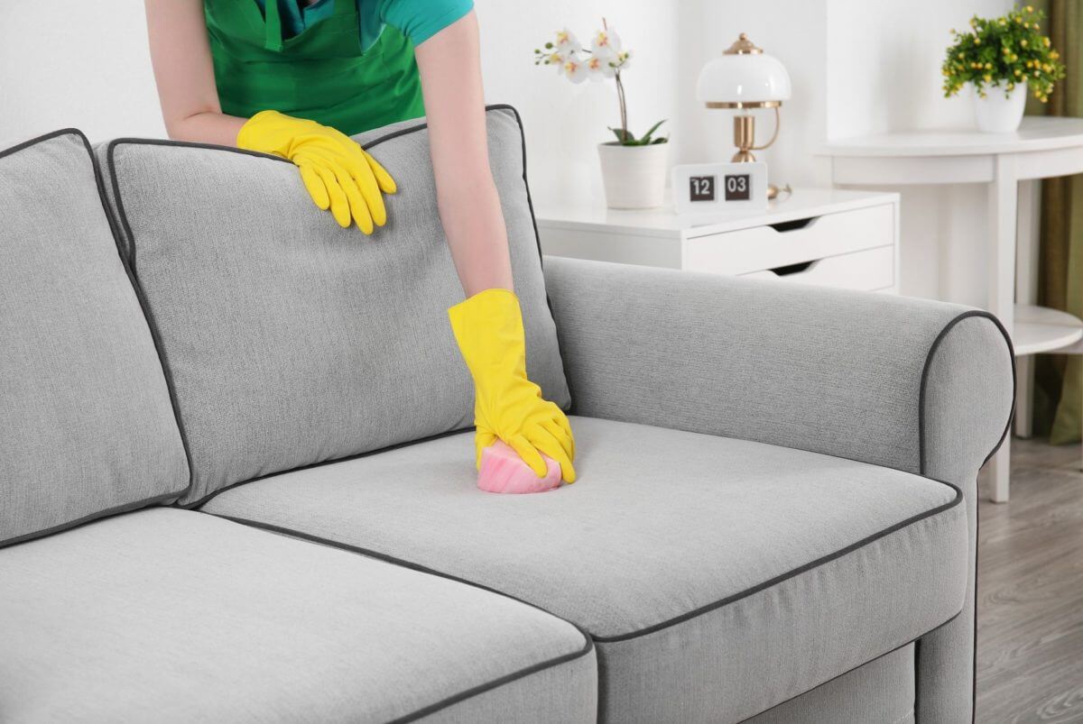 Чем профессионально чистят мягкую мебель